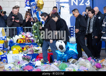 Aiyawatt Srivaddhanaprabha, der Sohn von Vichai Aimon Srivaddhanaprabha, seiner Mutter und Familie Mitglieder legen einen Kranz außerhalb Leicester Fussballplatz. Stockfoto