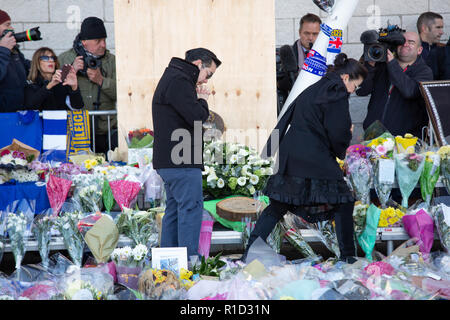 Aiyawatt Srivaddhanaprabha, der Sohn von Vichai Aimon Srivaddhanaprabha, seiner Mutter und Familie Mitglieder legen einen Kranz außerhalb Leicester Fussballplatz. Stockfoto