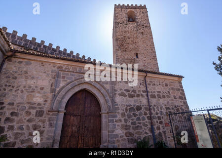 Eingang der Iglesia Fortaleza de Nuestra Sra. de la Torre, Parador De Jarandilla de la Vera, mittelalterliche Burg, Extremadura, Spanien Stockfoto