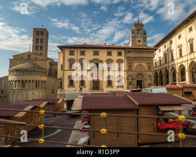 Mittelalterliche Piazza Grande, Hauptplatz in Arezzo, Toskana, Italien, mit Santa Maria della Pieve links & der gotische Palast der Laien Brüderlichkeit rechts Stockfoto