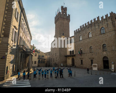 Improvisierte Gymnastik Anzeige in Piazza della Liberta (mit dem Palazzo Comunle, Rathaus, rechts), Stadt Arezzo, Toskana, Italien. Stockfoto