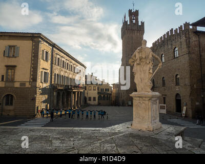 Improvisierte Gymnastik Anzeige in Piazza della Liberta (mit dem Palazzo Comunle, Rathaus, rechts), Stadt Arezzo, Toskana, Italien. Stockfoto