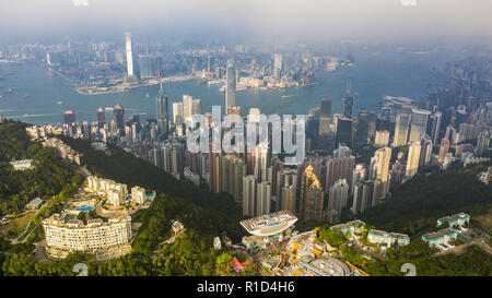 Der Peak Tower, Victoria Peak, mit Blick auf Hong Kong