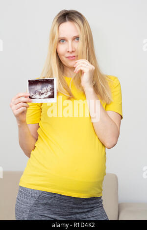 Schwangere Frau mit Ultraschall Bild Scannen Stockfoto