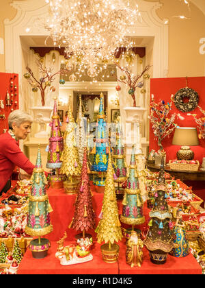 Laden mit Weihnachtsschmuck in der Stadt Arezzo, Toskana, Italien Stockfoto