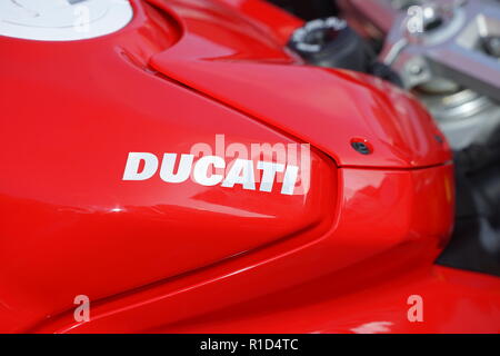 Ein Logo von DUCATI am Motorrad SHOW 2018 am Central, Hong Kong gesehen. Die "MOTORRAD SHOW' in Central Hongkong wird jedes Jahr im Oktober oder November. Es ist eine Show für alle Formen von 2 speziellen Rädern Genuss mit Clubs, Shops, Importeure, Ministerien ihre Motorräder Anzeigen in einem Karneval Atmosphäre. Stockfoto