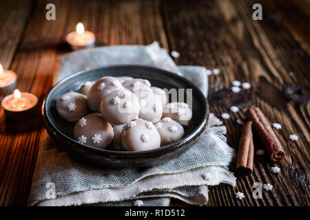 Traditionelle kleine Lebkuchen mit Puderzucker Puderzucker Stockfoto