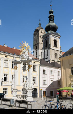 Das historische Zentrum von Stein an der Donau ist ein UNESCO-Weltkulturerbe. Die Dreifaltigkeitssäule, die Frauenbergkirche und die Pfarrkirche. Österreich Stockfoto