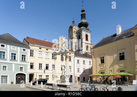 Das historische Zentrum von Stein an der Donau ist ein UNESCO-Weltkulturerbe. Die Dreifaltigkeitssäule, die Frauenbergkirche und die Pfarrkirche. Österreich Stockfoto