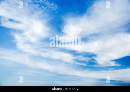 Cirrus Wolken im blauen Himmel bei Tag. Hintergrund Foto Textur Stockfoto