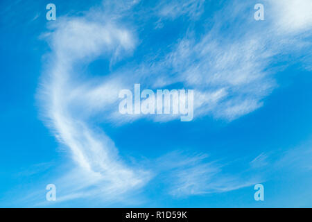 Natürliche blauer Himmel mit Zirruswolken bei Tag. Hintergrund Foto Textur Stockfoto