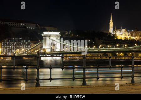 Kettenbrücke und Matthias Kirche bei Nacht Budapest Stockfoto