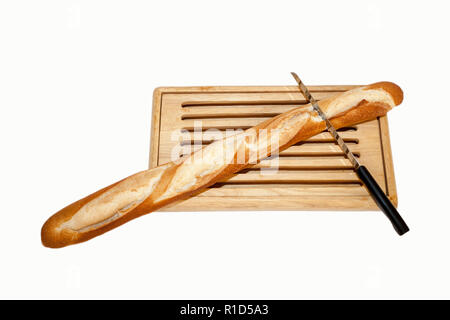 Baguette auf Holz Schneidebrett mit schwarzem Messer Stockfoto