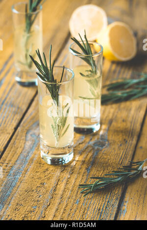 Gläser Limoncello auf der hölzernen Hintergrund Stockfoto