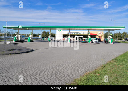 BP-Tankstelle an der Niederländischen Autobahn. BP ist eine britische multinationale Öl- und Gasunternehmen mit Sitz in London, England. Stockfoto