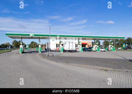 BP-Tankstelle an der Niederländischen Autobahn. BP ist eine britische multinationale Öl- und Gasunternehmen mit Sitz in London, England. Stockfoto