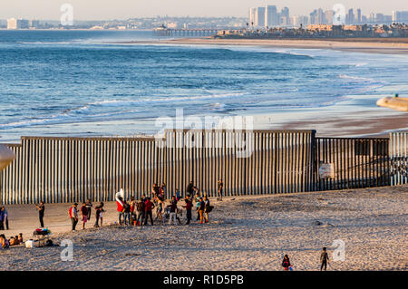 Mexikanische Band spielt für Nachtschwärmer am Strand vor dem Grenzzaun zwischen Mexiko und USA, Raum für Text Stockfoto