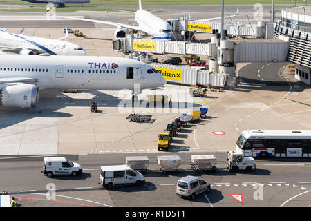 Ein Passagierjet von Thai Airways dockte an eine Passagierbrücke am Flughafen Wien an. Österreich. Konzept - Europäischer Flugverkehr Stockfoto