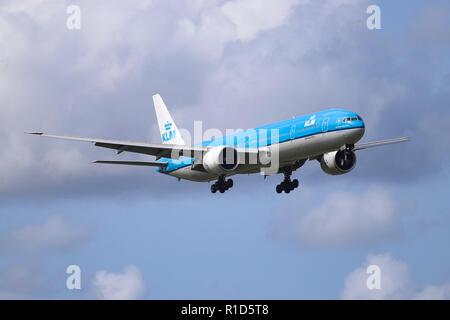 KLM Royal Dutch Airlines Boeing 777-300. Eine Boeing 777-300von KLM Royal Dutch Airlines mit Registrierung PH-BVK ist die Landung am Amsterdamer Flughafen Schiphol International Airport während eines bewölkten Tag. Das Flugzeug erster Flug war im Mai 2013 mit einem Hersteller Seriennummer MSN: 42172 Positionsnummer LN: 1106 und hat einen Sitz Konfiguration von 34 Business Class, 40 obere Wirtschaft (Komfort) und 334 Wirtschaft. Der Name des Flugzeuges ist der Yellowstone National Park/Yellowstone National Park. KLM betreibt 29 Boeing 777-200und 777-300. KLM ist Mitglied der SkyTeam Allianz von Fluggesellschaften. Stockfoto