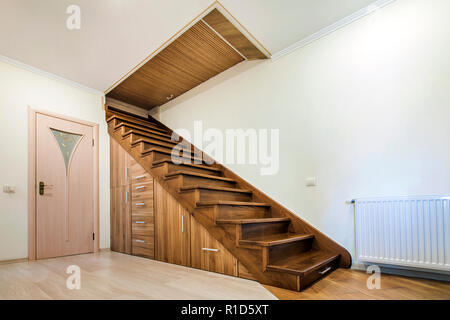 Moderne Architektur Interieur mit Luxus-Flur mit glänzenden Holztreppen in modernen stöckiges Haus. Speziell angefertigte ausziehbaren Schränke auf Gleitern in Schlitze u Stockfoto