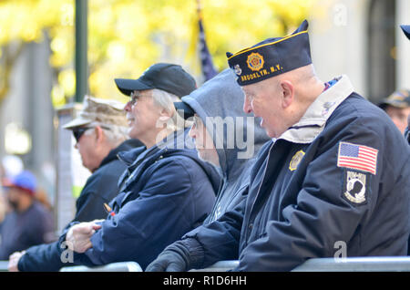 Veteranen unter den Zuschauern während der Parade zu sehen. Tausende von mehr als 300 Einheiten in den Streitkräften nahmen an der jährlichen Veterans Day Parade. Die Veterans Day Parade statt entlang der 5th Avenue in New York City ehrt den Dienst derer, die in den amerikanischen Streitkräften gedient habe. Stockfoto