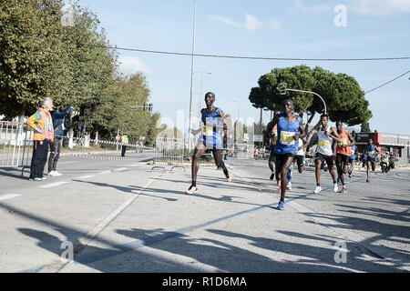 Gruppe der Elite Athleten von Marathon werden gesehen, während die Athen Marathon, der verbindlich ist. Stockfoto