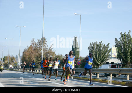 Gruppe der Elite Athleten von Marathon werden gesehen, während die Athen Marathon, der verbindlich ist. Stockfoto