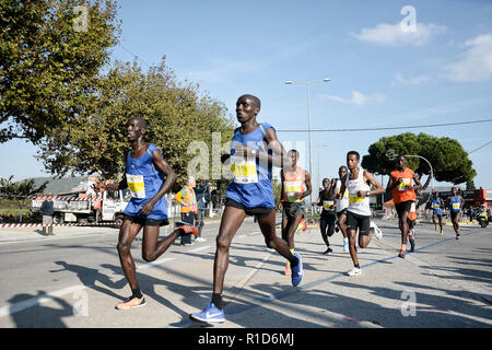 Gruppe der Elite Athleten von Marathon werden gesehen, während die Athen Marathon, der verbindlich ist. Stockfoto