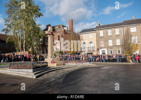 Das Kriegerdenkmal in Bury St Edmunds auf das Gedenken Sonntag. Erinnerung der Sonntag ist ein Tag für das Vereinigte Königreich für diejenigen, die ihr Leben geopfert haben die Freiheit des britischen Volkes zu schützen und zu ehren. Stockfoto