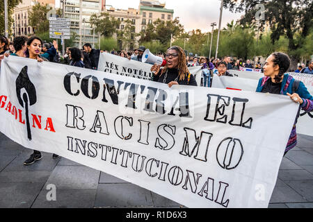 Eine Frau mit einem Megaphon hinter einer Fahne während der Demonstration gesehen. Eine neue Manifestation gegen institutionellen Rassismus hat die Straßen des Zentrums von Barcelona die Daumen. Durch soziale Organisationen und die Gewerkschaft der Straßenverkäufer, mehr als 500 Leute haben behauptet, der Rassismus in Barcelona zu Ende begleitet und wurden Polizei Identifikationen verurteilte nach der Farbe ihrer Haut. Stockfoto