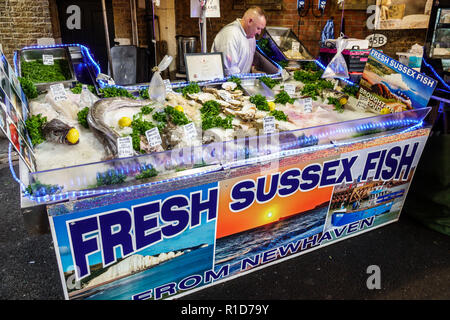 London England, Großbritannien, South Bank Southwark, Borough Market, Verkaufsstände, frischer Sussex-Fisch, Fischhändler, Eisbehälter, Männer männlich, Ausstellungsverkauf, Meeresfrüchte, Großbritannien GB Engl Stockfoto