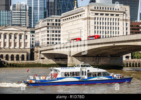 London England, Großbritannien, Themse, London Bridge, Skyline der Stadt, Wasser, Sightseeing-Boot, Fishmongers' Hall, Livree Company, Gilde, historisches Gebäude, Klasse II, Ade Stockfoto