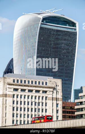 London England, Großbritannien, Skyline der Stadt, Adelaide House historisches Bürogebäude, Grade II, 20 Fenchurch Street, kommerzieller Wolkenkratzer, Walkie Talkie-Gebäude, Postgebäude Stockfoto