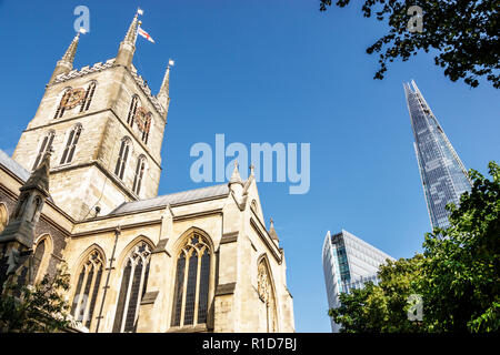 London England, Großbritannien, Southwark Cathedral, anglikanische Diözese Southwark, christliche Kirche, gotischer Stil, Turm, außen, außen, Shard Wolkenkratzer bui Stockfoto