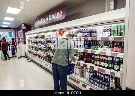 London England, Großbritannien, Großbritannien, Großbritannien, Lambeth South Bank, Sainsbury's Lebensmittelgeschäft, Lebensmittelgeschäft, Kühlkoffer, Bier, Wein, Flasche Stockfoto