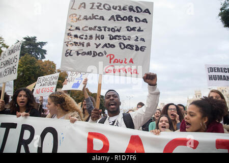 Eine Demonstrantin hält ein Plakat gesehen, während riefen Parolen während der Demonstration. Hunderte von Menschen mit unterschiedlichem ethnischen Hintergrund protestierten gegen Rassismus außerhalb des spanischen Institutionen in Madrid. Die Demonstranten forderten, dass weiße Menschen der Schaden, den Rassismus zu schwarzen Menschen getan hat. Stockfoto