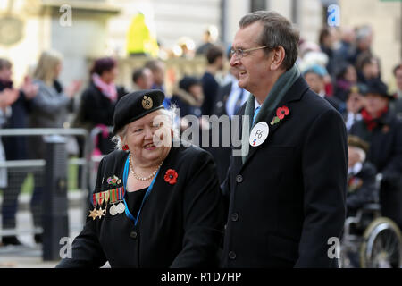 Kriegsveteranen gesehen im Rahmen der jährlichen Erinnerung an den 100. Jahrestag des Waffenstillstandes Prozession in London Tribut zu denen, die gelitten haben oder während des Krieges starb zu bezahlen. Hunderte von Menschen versammelt, um gemeinsam den 100. Jahrestag des Waffenstillstandes, die sah, 3.123 cm Mitglieder der bewaffneten Kräfte ihr Leben verloren, zu markieren. Der Waffenstillstand im Ersten Weltkrieg zwischen den Alliierten und Deutschland in Compiegne, Frankreich auf der elften Stunde des elften Tag des elften Monats unterzeichnet wurde - 11:00 Uhr Am 11. November 1918. Stockfoto