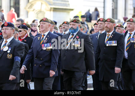 Kriegsveteranen gesehen im Rahmen der jährlichen Erinnerung an den 100. Jahrestag des Waffenstillstandes Prozession in London Tribut zu denen, die gelitten haben oder während des Krieges starb zu bezahlen. Hunderte von Menschen versammelt, um gemeinsam den 100. Jahrestag des Waffenstillstandes, die sah, 3.123 cm Mitglieder der bewaffneten Kräfte ihr Leben verloren, zu markieren. Der Waffenstillstand im Ersten Weltkrieg zwischen den Alliierten und Deutschland in Compiegne, Frankreich auf der elften Stunde des elften Tag des elften Monats unterzeichnet wurde - 11:00 Uhr Am 11. November 1918. Stockfoto