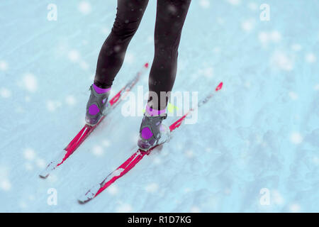 Beine mit Skiern close-up auf schnee, winter day. Cross Country Ski. Konzept der gesunden, aktiven Lebensstil, Wintersport Stockfoto