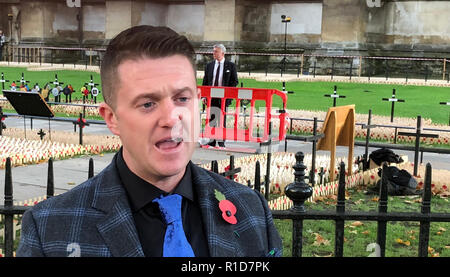 Tommy Robinson, ehemalige EDL leader beobachtet, als er bei einem Besuch der Gedenkstätte für das 100-jährige Jubiläum des ersten Weltkriegs in London. Stockfoto