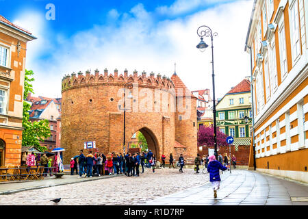 Warschau, Polen - 07. Mai 2017: barbican Festung in Warschau - Stärkung des 16. Jahrhunderts, trennt die Altstadt von der neuen Stadt. Sonnig Stockfoto