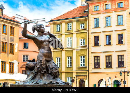 Skulptur einer Meerjungfrau in der Altstadt von Warschau an einem sonnigen Tag mit blauen bewölkten Himmel. Stockfoto
