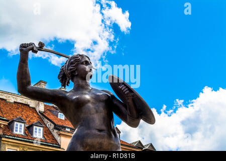 Skulptur einer Meerjungfrau in der Altstadt von Warschau an einem sonnigen Tag mit blauen bewölkten Himmel. Stockfoto