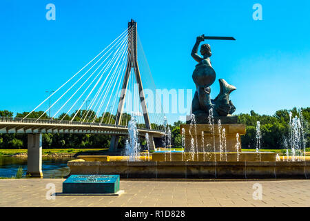 Skulptur einer Meerjungfrau in der Altstadt von Warschau an einem sonnigen Tag mit blauen bewölkten Himmel. Stockfoto