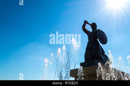 Skulptur einer Meerjungfrau in der Altstadt von Warschau an einem sonnigen Tag mit blauen bewölkten Himmel. Stockfoto