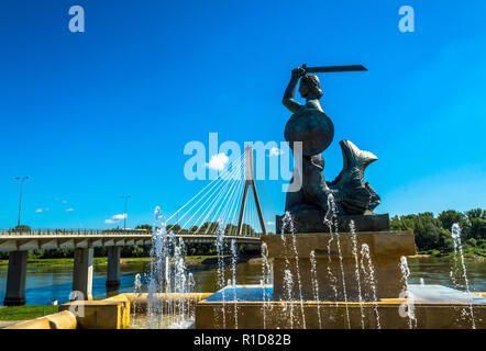 Skulptur einer Meerjungfrau in der Altstadt von Warschau an einem sonnigen Tag mit blauen bewölkten Himmel. Stockfoto