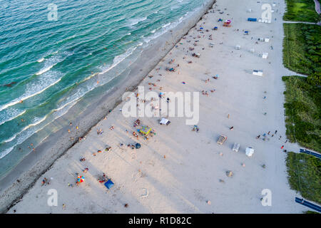 Miami Beach Florida, South Pointe SoFi, Luftaufnahme von oben, Atlantik, öffentlicher Strand, Sonnenanbeter surfen Wellen Sand, FL180804d08 Stockfoto