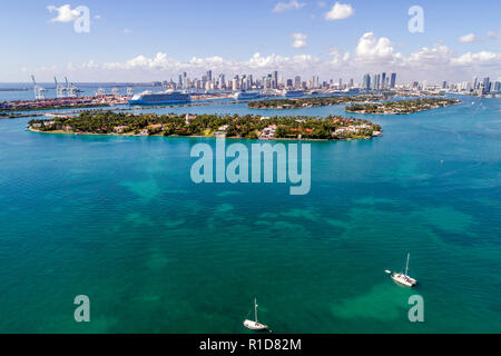 Miami Beach, Florida, Biscayne Bay, Luftaufnahme von oben, Star Island, Hafen von Miami, Kreuzfahrtschiffe, Skyline der Stadt, Wasser, Boote, FL181110d03 Stockfoto