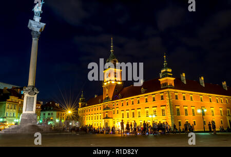 Warschau, Polen - 4. August 2017: Plac Zamkowy. Schlossplatz in Warschau in der Nacht in der Altstadt am Abend im Licht der Straßenlaternen. Touris Stockfoto