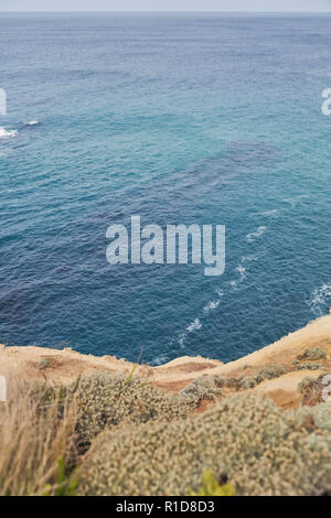 Blick auf den ruhigen Ozean von Cliff. Cliff Blick Stockfoto